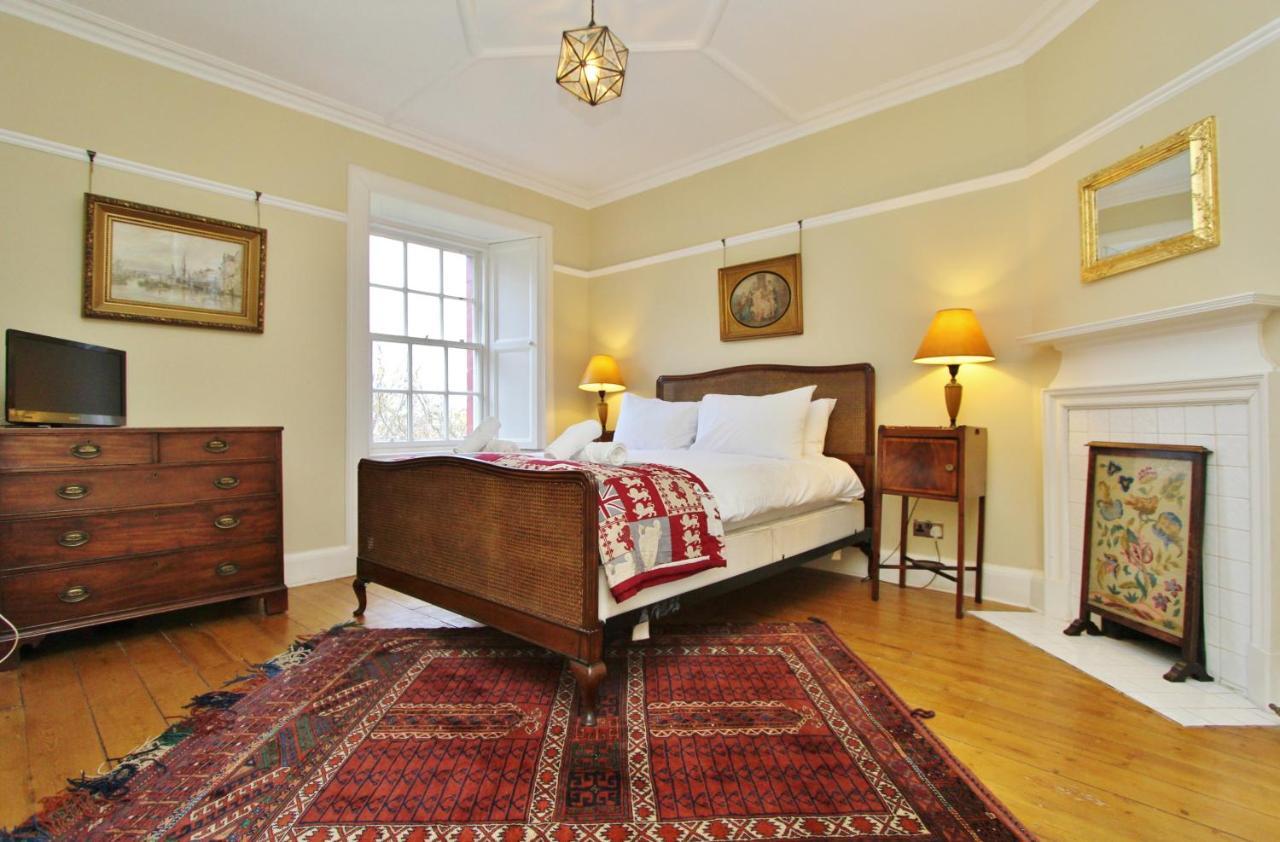 Elegant 3-Bedroom Ramsay Garden Apartment In Edinburgh City Centre Exterior foto