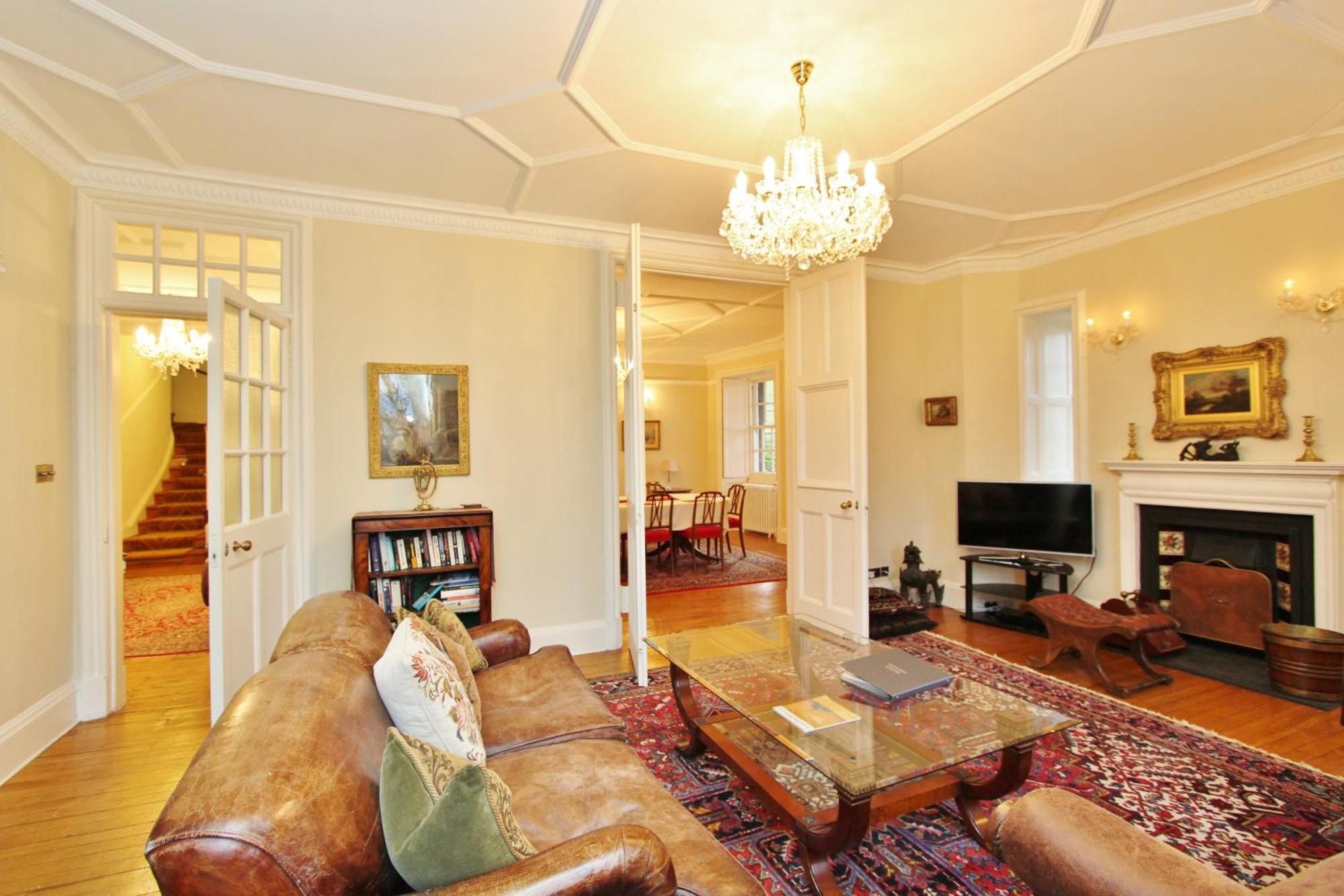 Elegant 3-Bedroom Ramsay Garden Apartment In Edinburgh City Centre Exterior foto