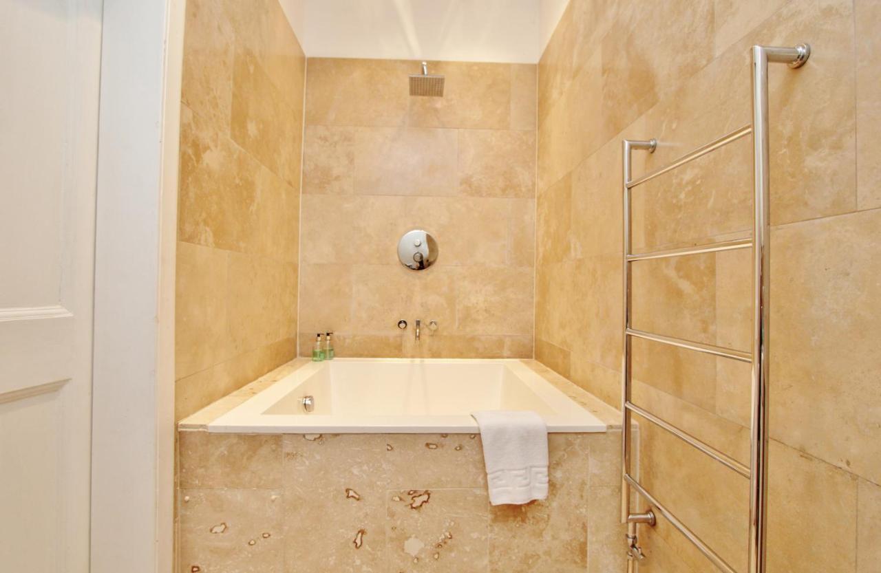 Elegant 3-Bedroom Ramsay Garden Apartment In Edinburgh City Centre Exterior foto
